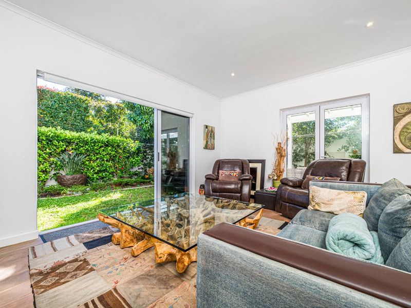 Modern & Secure 3 Bedroom Home - Photo 5