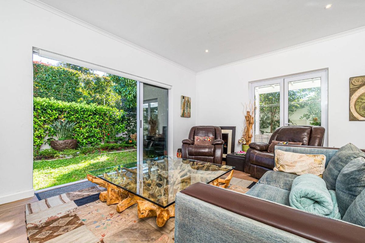 Modern & Secure 3 Bedroom Home - Photo 5