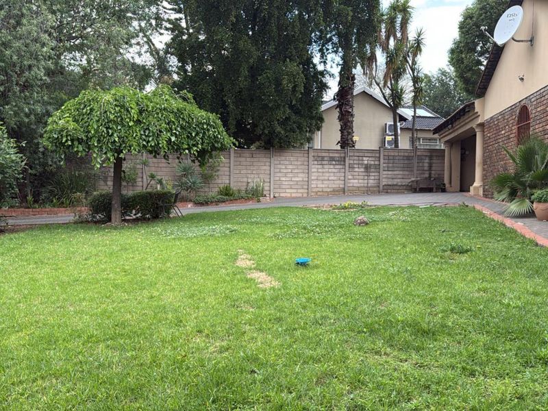 THE REEDS - 6 BEDROOM HOUSE WITH 3 BACHELOR FLATLETS - Photo 2