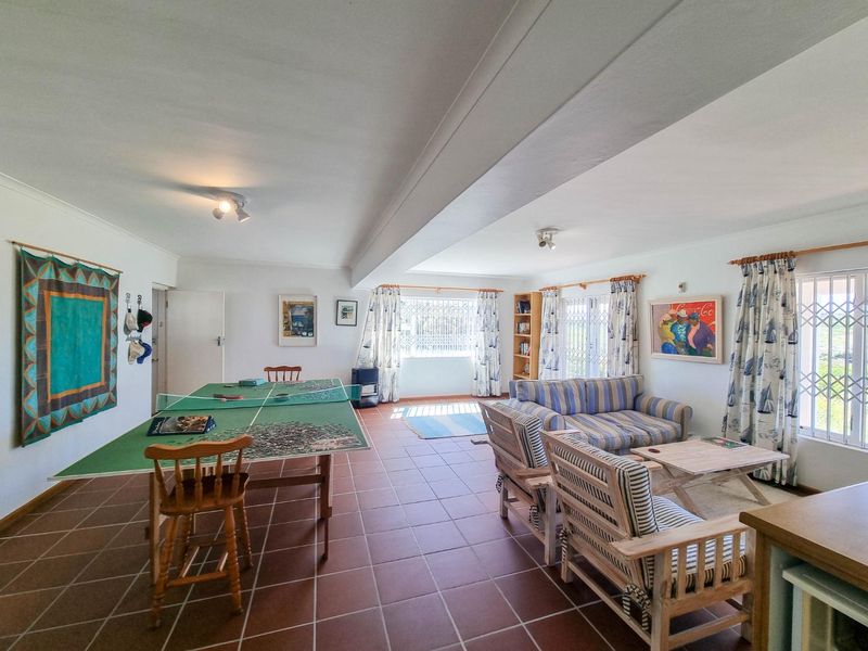 Spacious Oceanfront Family Retreat in Sandbaai - Photo 8