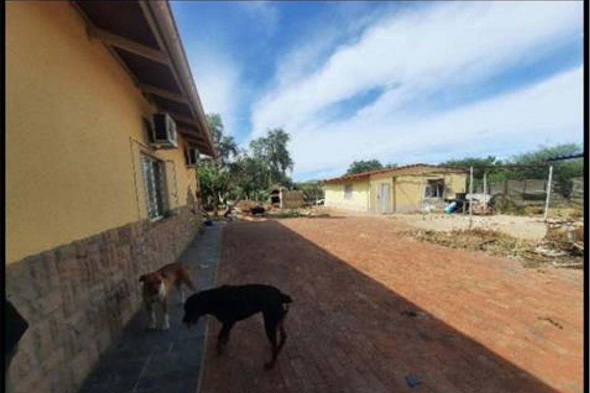 This exceptional property offers a unique blend of residential comfort, business potential, prime location close to town - Photo 5