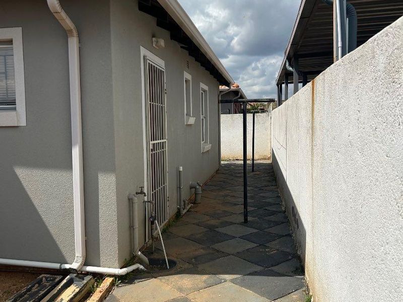 3 Bedroom house in Lotus gardens - Photo 3