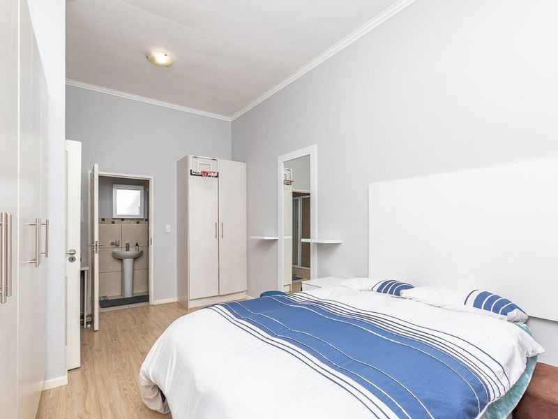 Modern 2-Bedroom Apartment in the Heart of Claremont, Cape Town - Photo 8