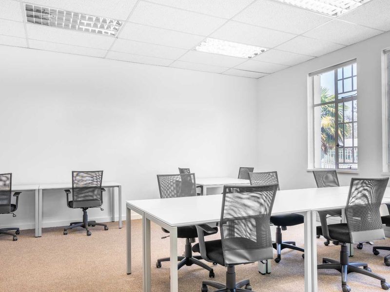 Private office space for 5 persons in Regus Foundershill - Photo 1