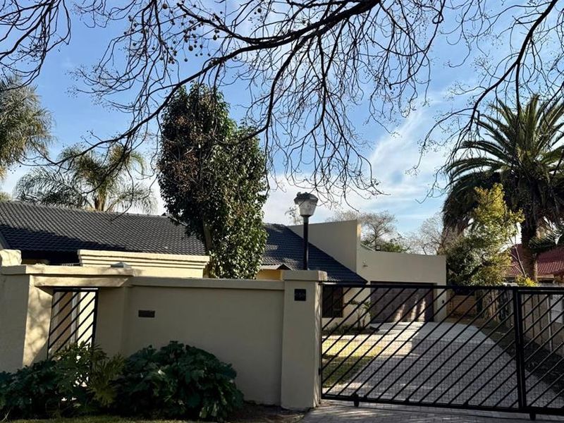 Newly renovated entertainers dream in a partially enclosed area - Photo 2