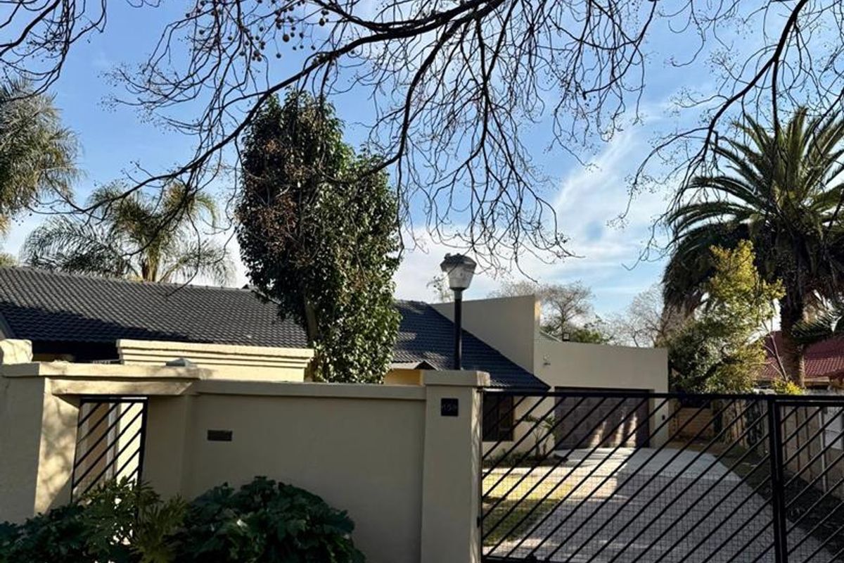 Newly renovated entertainers dream in a partially enclosed area - Photo 2