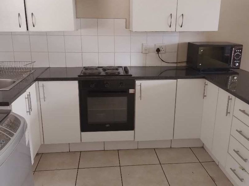 THREE BEDROOM TOWNHOUSE FOR SALE IN RAVENSWOOD - Photo 2