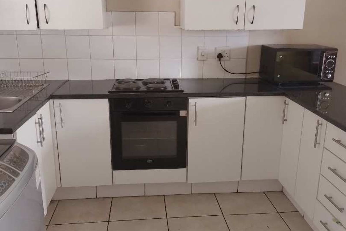 THREE BEDROOM TOWNHOUSE FOR SALE IN RAVENSWOOD. - Photo 2