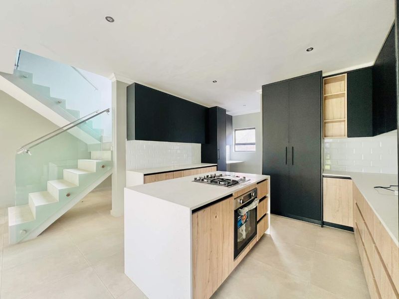 Modern Luxury Living in a prestigious estate - Photo 4