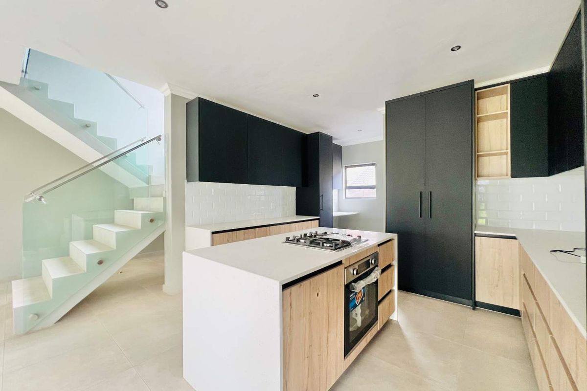 Modern Luxury Living in a prestigious estate - Photo 4