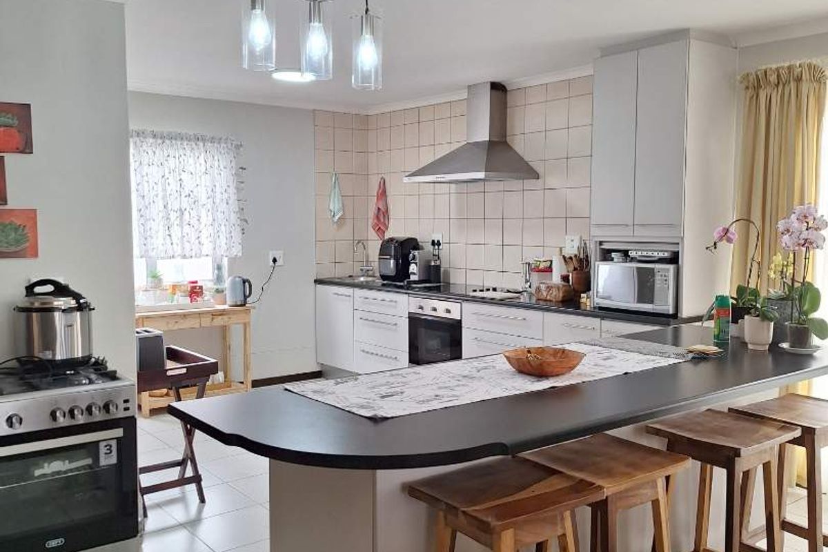 Neat Family Home with Separate Flat in Sought-After Lagoon Neighborhood! - Photo 2