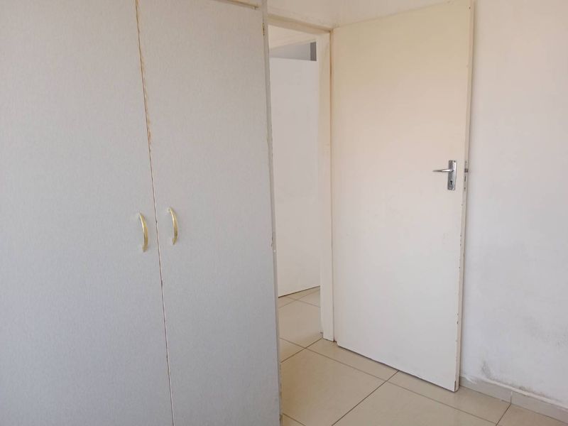Two Bedroom 1 Bathroom Simplex To Let - Photo 9