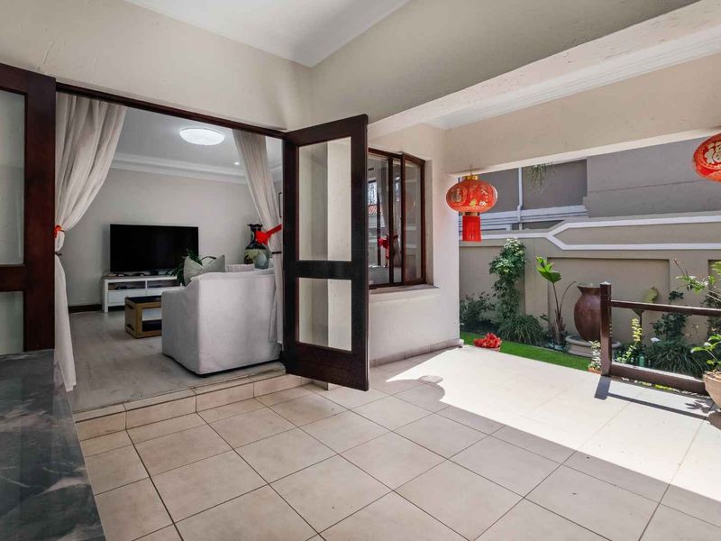 A BRIGHT AND SPACIOUS DOUBLE-STOREY DELIGHT IN A FABULOUS LOCATION - Photo 3