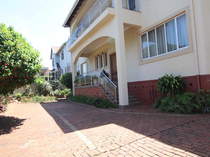 Spacious Family Home in Durban North - Photo 2