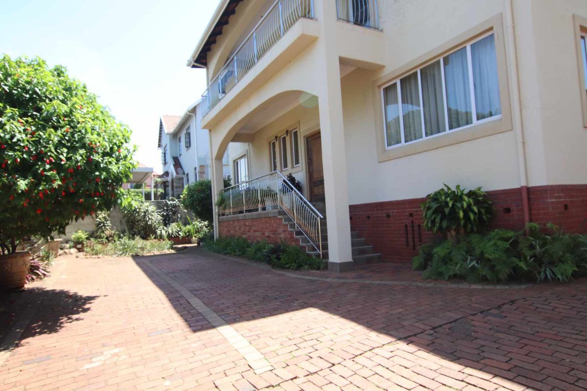 Spacious Family Home in Durban North - Photo 2