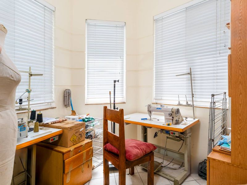 Brand new listing! Spacious and sunny ground floor 2 bedroom apartment situated on Rondebosch Boys Junior's doorstep - Photo 9