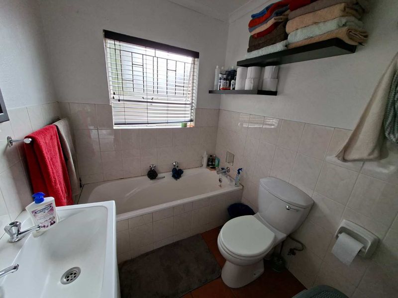 Charming Townhouse with Private Garden and Swimming Pool - Photo 7