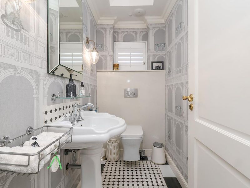Extraordinary Estate Residence Offering Exceptional Space, Luxury and Versatility - Photo 9