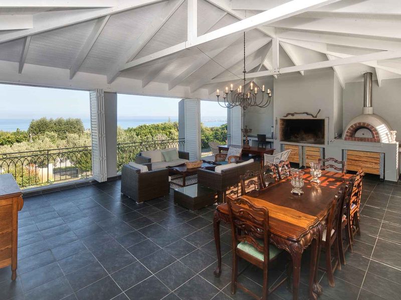 LARGE RESIDENTIAL HOME IN HERMANUS - Photo 5