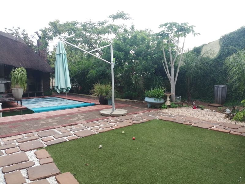 Stunning 4-Bedroom Family Home with Exceptional Entertainment Facilities - Photo 4