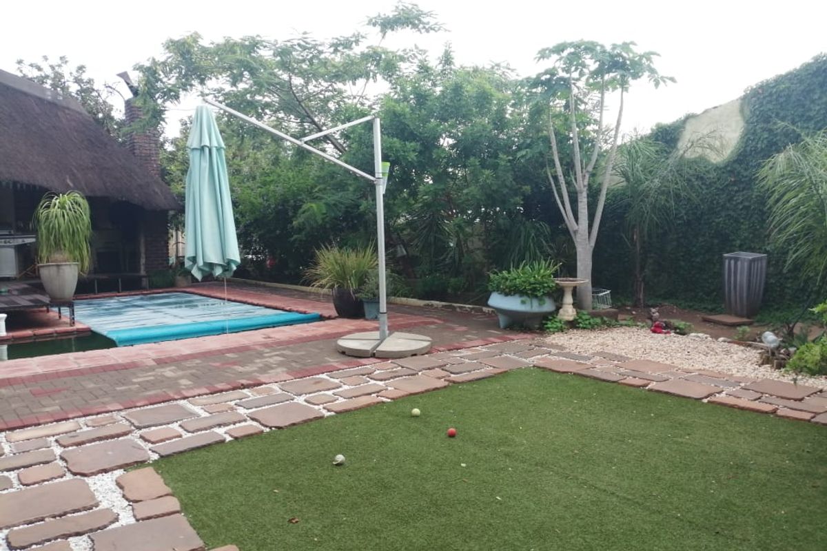 Stunning 4-Bedroom Family Home with Exceptional Entertainment Facilities - Photo 4