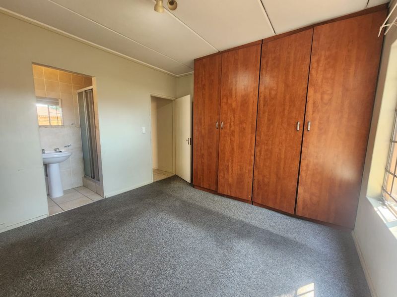 Neat & spacious 2 bedroom flat for sale in Benoni - Photo 5