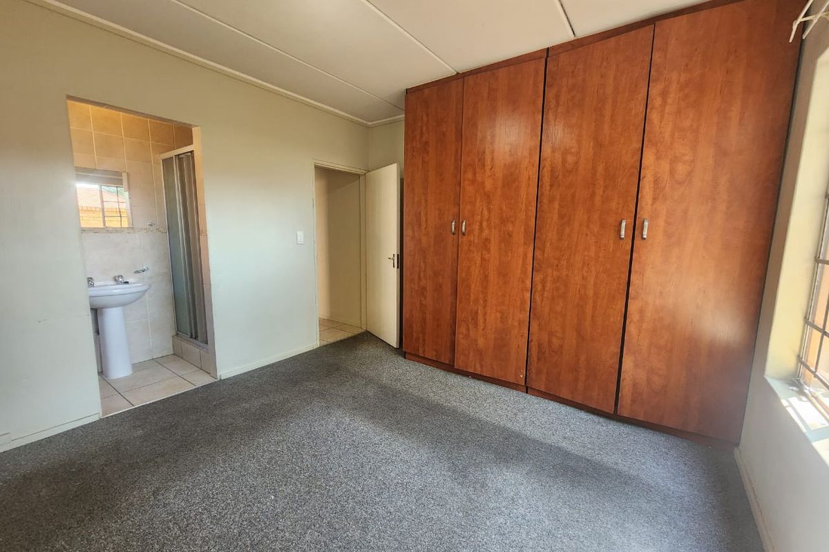 Neat & spacious 2 bedroom flat for sale in Benoni - Photo 5