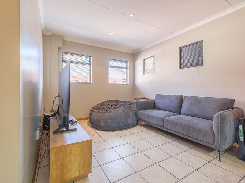 Two bedroom two bathroom apartment in fantastic condition - Hatfield - Photo 2