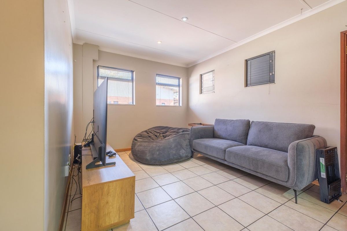 Two bedroom two bathroom apartment in fantastic condition - Hatfield - Photo 2