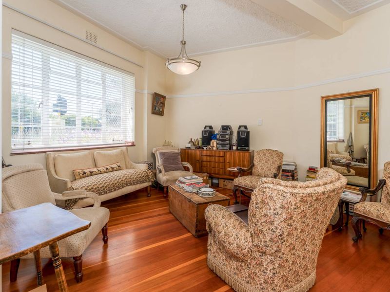 Brand new listing! Spacious and sunny ground floor 2 bedroom apartment situated on Rondebosch Boys Junior's doorstep - Photo 5