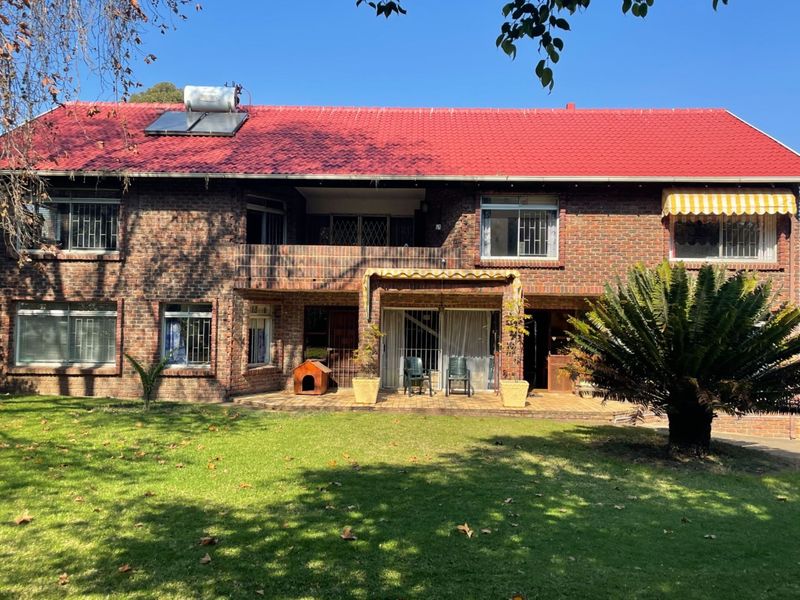 8 Bedroom house with so much potential - Photo 7