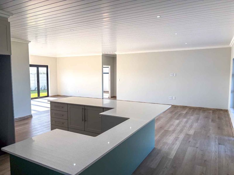Brand new family home - Plattebosch Kloof. - Photo 7