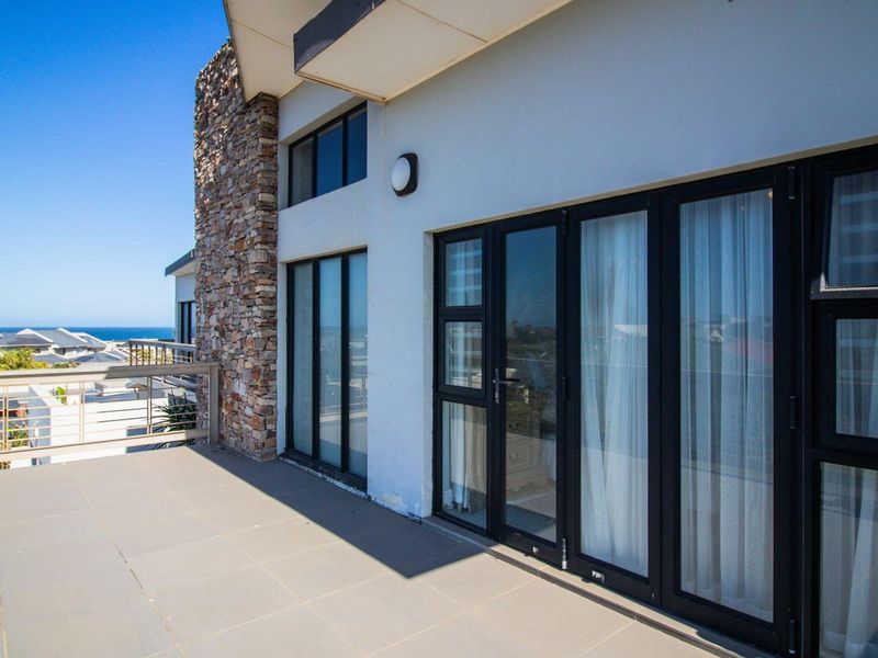 "Wake up every day to breathtaking sea views in this Gonubie masterpiece!" - Photo 4