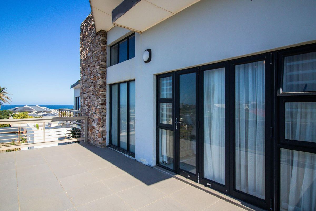 "Wake up every day to breathtaking sea views in this Gonubie masterpiece!" - Photo 4