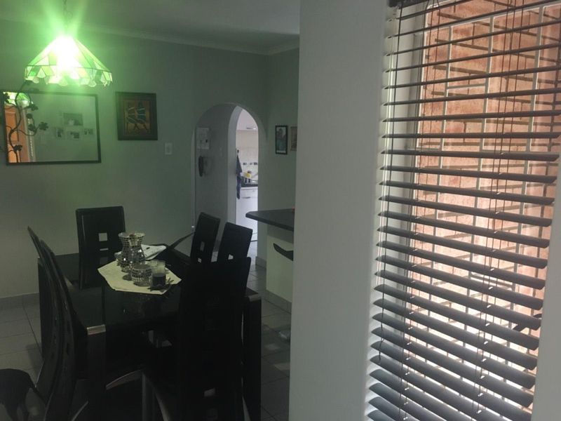 2 Seperate flats and a House on corner stand with two entrances. - Photo 5