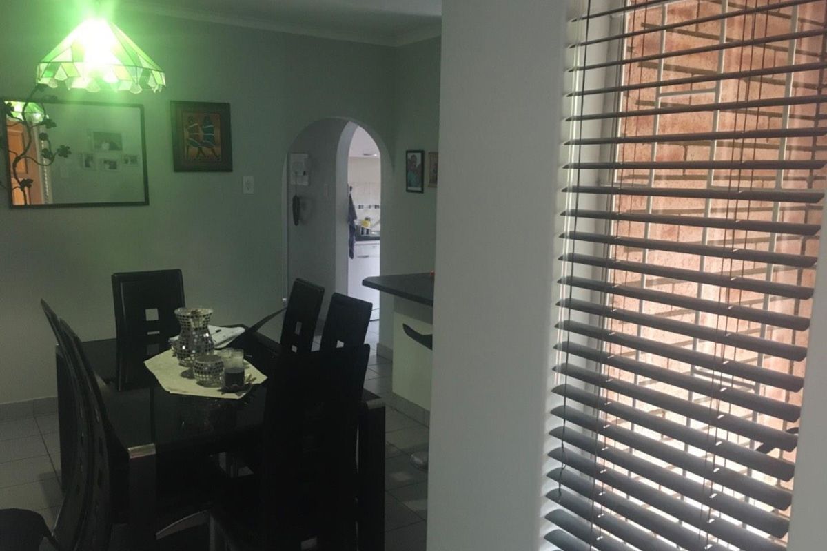 2 Seperate flats and a House on corner stand with two entrances. - Photo 5