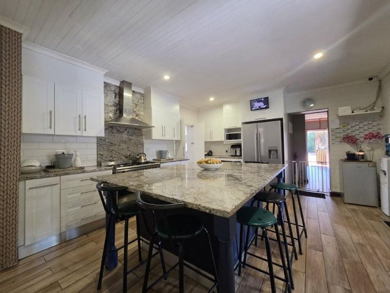 Large Family Home with Flatlet - Photo 8