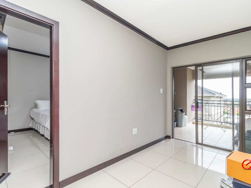 Luxury Apartment with Tenant in Prime Location - Photo 9