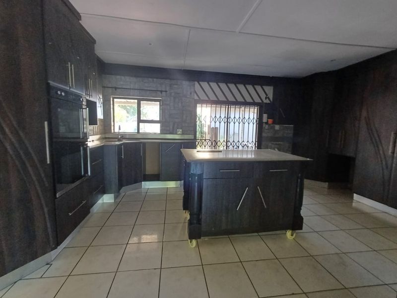 Spacious Three-Bedroom Home with Granny Flat, Pool, and Pet-Friendly Features in Arboretum - Photo 2