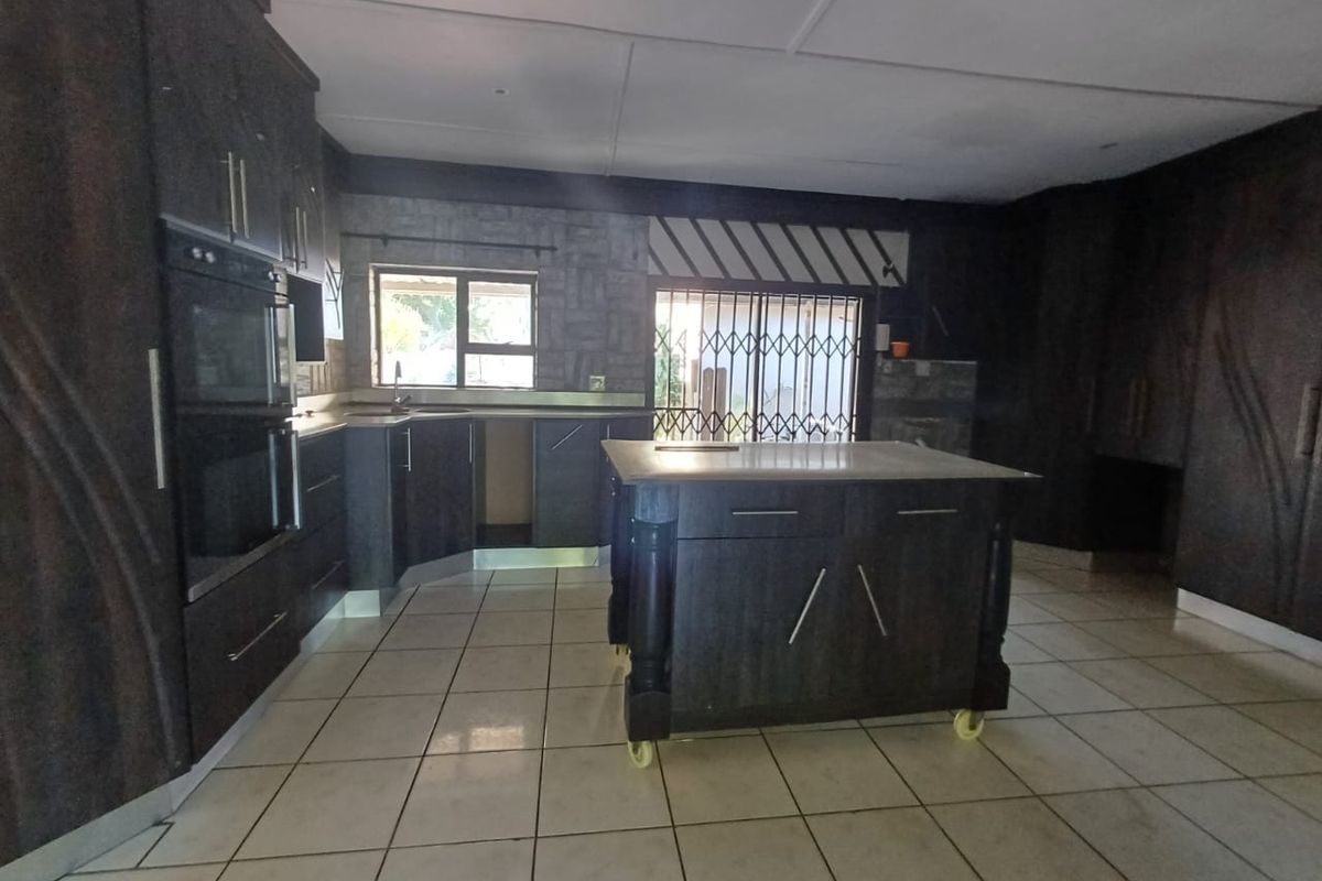 Spacious Three-Bedroom Home with Granny Flat, Pool, and Pet-Friendly Features in Arboretum - Photo 2