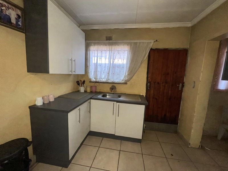 House on the market Etwatwa - Photo 2