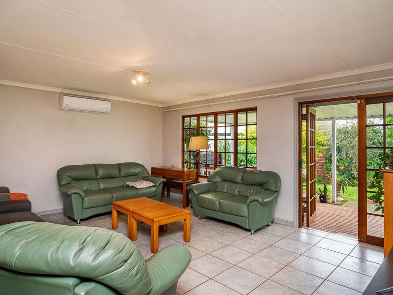 LOCK-UP-AND-GO GEM IN WATERFORD COUNTRY ESTATE! - Photo 9