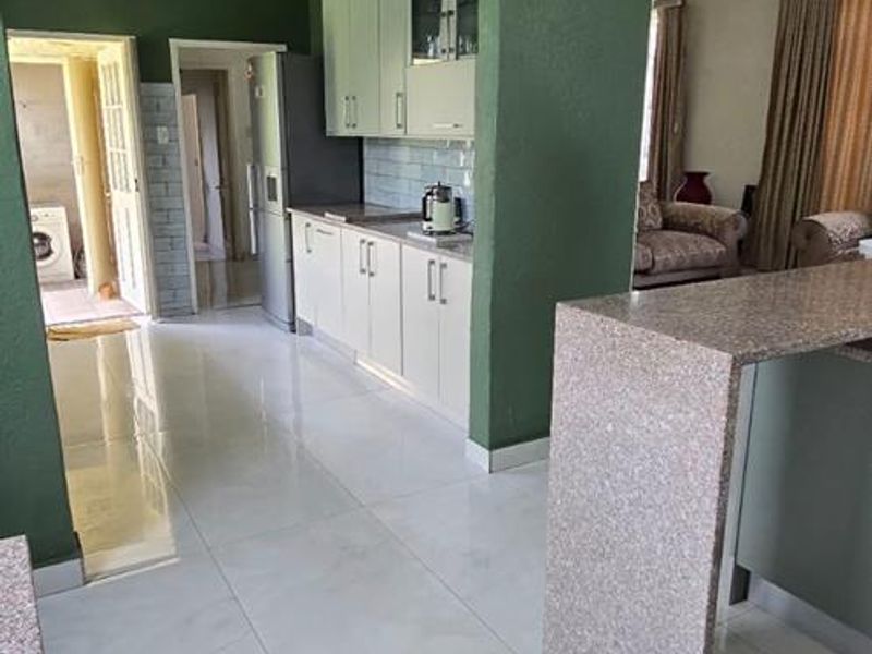 Stunning well maintained house to let in Lombardy East - Photo 5