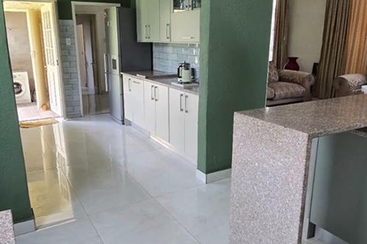 Stunning well maintained house to let in Lombardy East - Photo 5