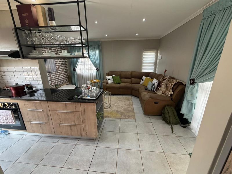 A modern 3 Bedroom house for sale in Lotus Garden. - Photo 3