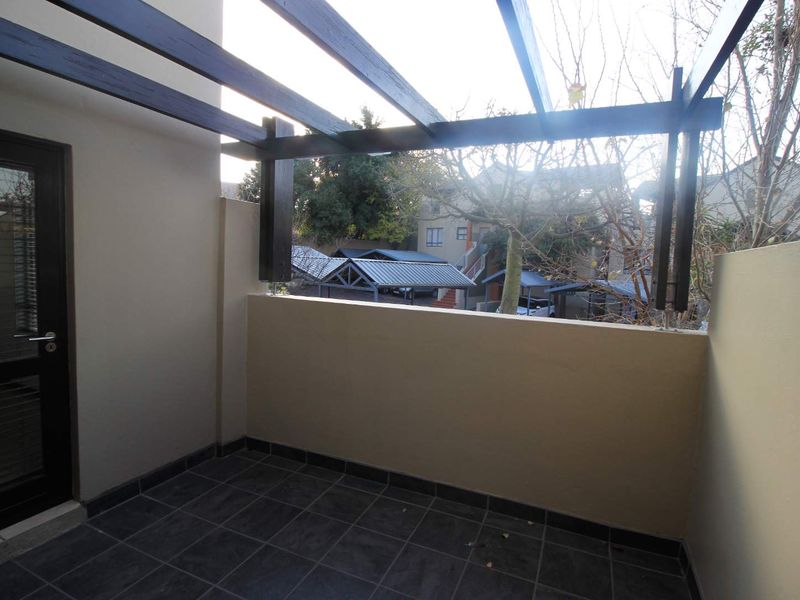 Beautiful Two Bedroom Penthouse Loft Apartment in Excellent Complex - Photo 9