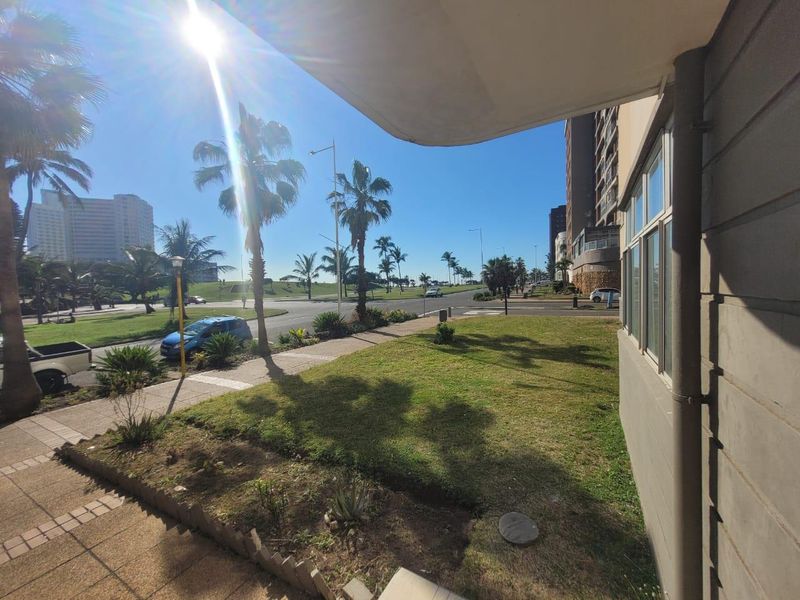 **Charming 1.5 Bedroom Apartment with Endless Potential in North Beach, Durban** - Photo 2