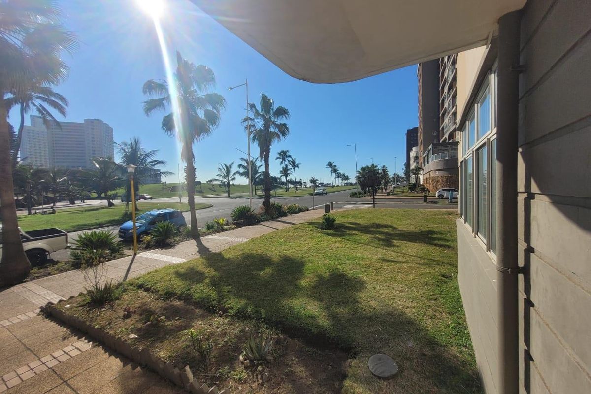 **Charming 1.5 Bedroom Apartment with Endless Potential in North Beach, Durban** - Photo 2