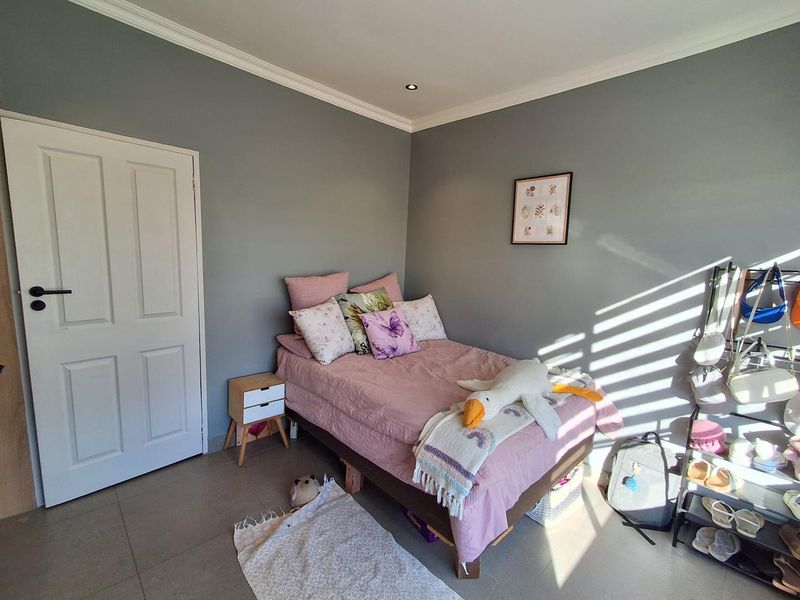 Newly Renovated 4 Bedroom Family Home with Versatile Flatlet - Photo 6