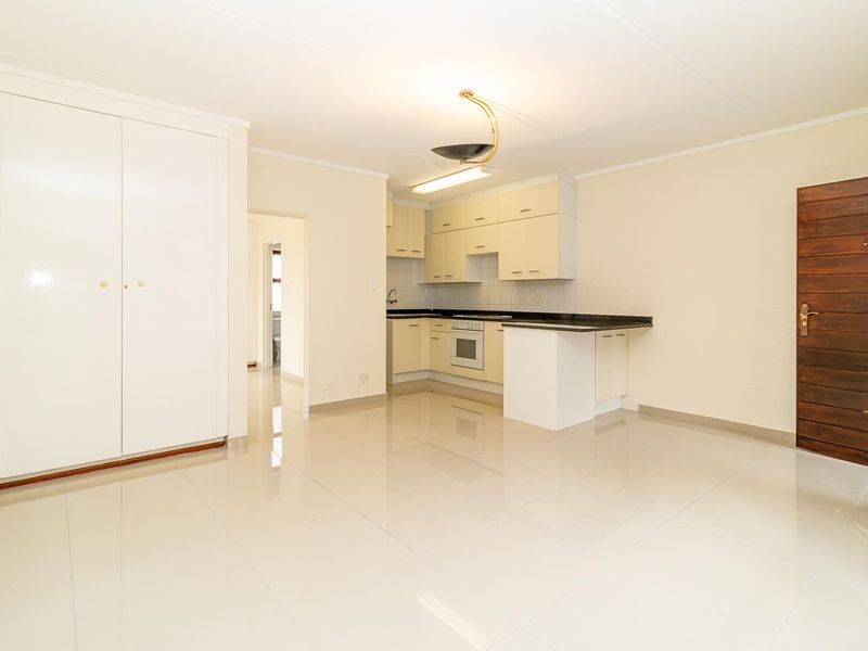 Inviting Top-Floor Apartment – Perfect Lock-Up-and-Go! - Photo 2